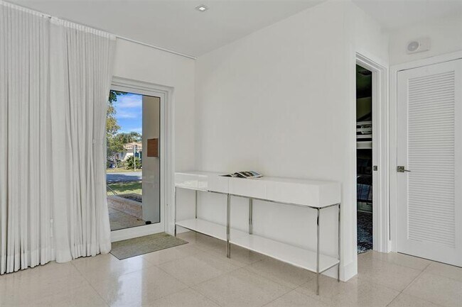 Building Photo - 2514 Yacht Club Blvd