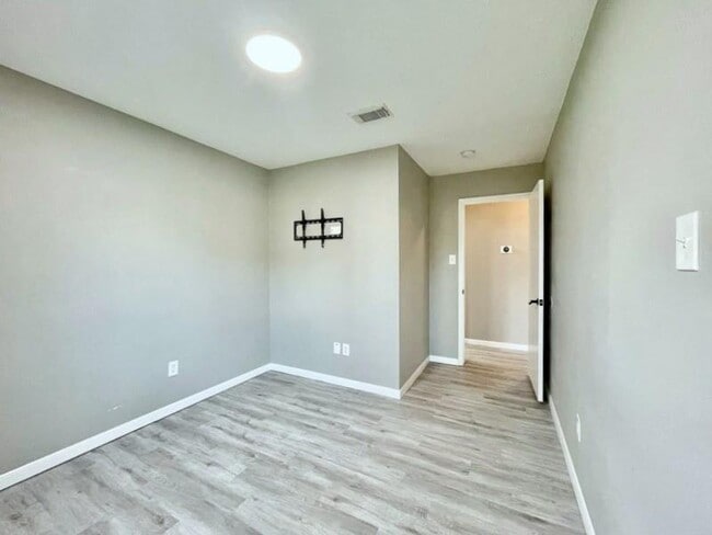 Building Photo - 6935 Creek Village Dr