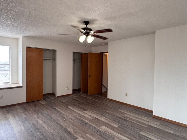 Building Photo - Sunny and Cute 2 Story, 2Bed, 1.5Bath Townhouse in Grand Junction!!!!