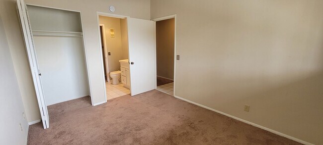 Building Photo - 3rd Floor Surfside III 2+2 Condo w/ Specta...