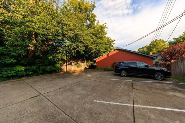 Building Photo - Renovated Condo on Fatherland, Minutes to ...