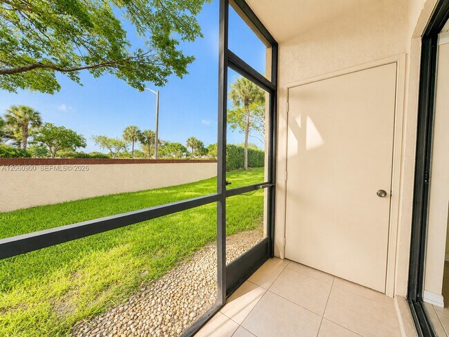 Building Photo - 6585 Somerset Dr