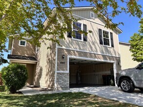 Building Photo - Cedar Creek Spacious Living: 3 Bed with Lo...