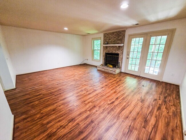 Building Photo - Fantastic 3br TownHome in highly sought Silver Spring Neighborhood - Available NOW!