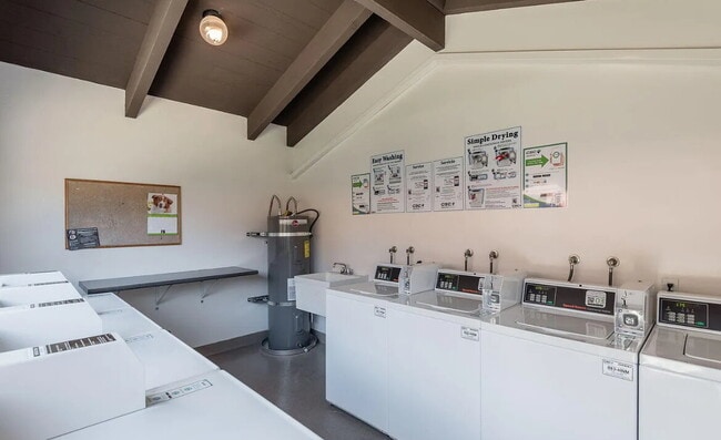 Building Photo - This sweet 1-BD, 1-BA condo is in the Sant...