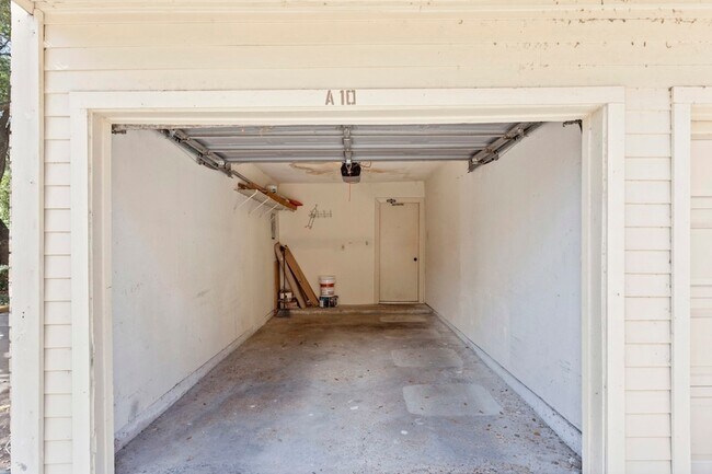 Building Photo - 2425 Holly Hall St