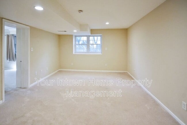 Building Photo - 317 Eureka Dr NE