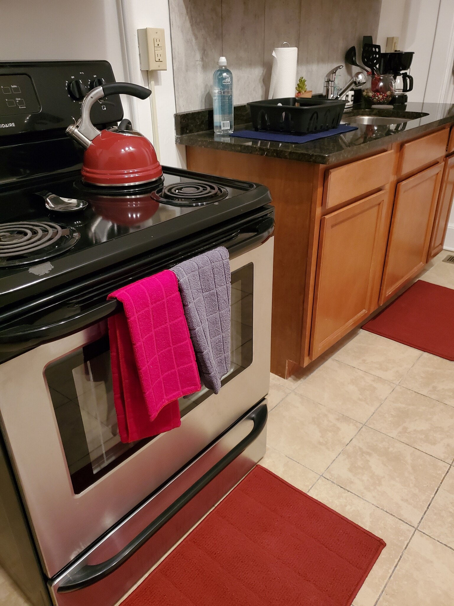 Cute galley kitchen, fully equipped - 11 S 2nd St