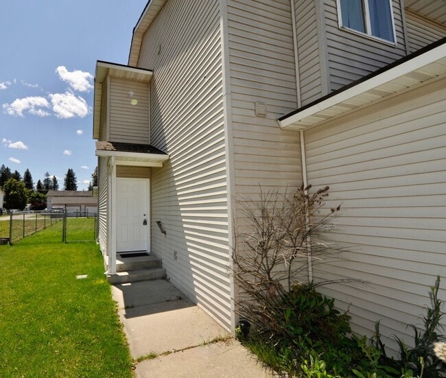Building Photo - 3 bed 2 bath townhome