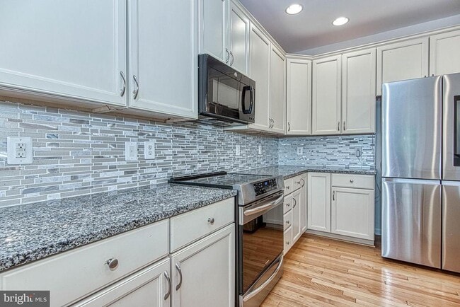 Building Photo - 208 Croft Square