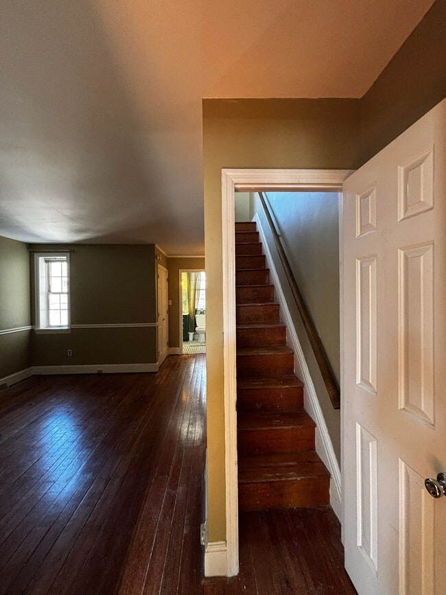 Building Photo - 807 W 10th St