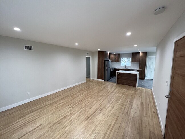 Building Photo - Modern Pet-Friendly Hawthorne Home With Ga...