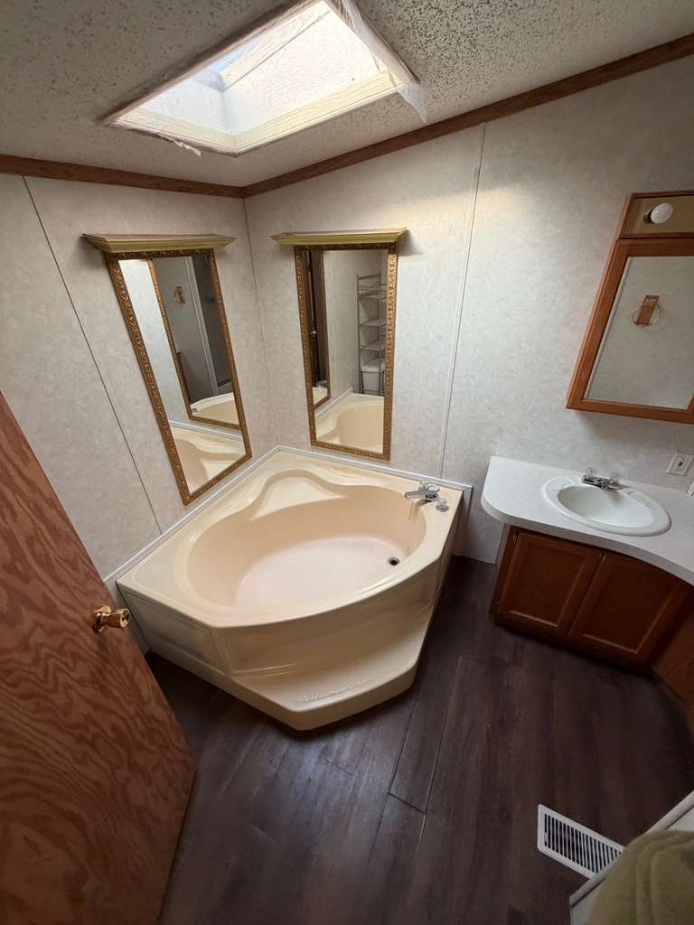 Building Photo - 905 W 37th Ave