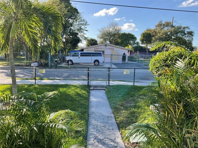 Building Photo - 642 NW 14th Way