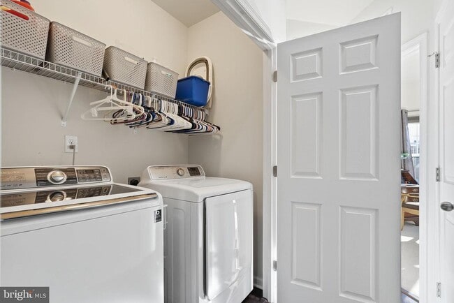 Building Photo - 9052 Isabel Ln