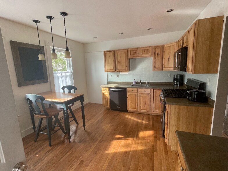 Building Photo - 2 Hough St