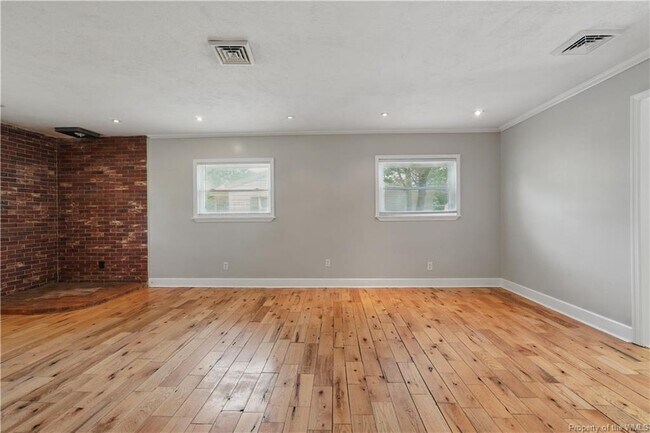 Building Photo - 3127 N Riverside Dr