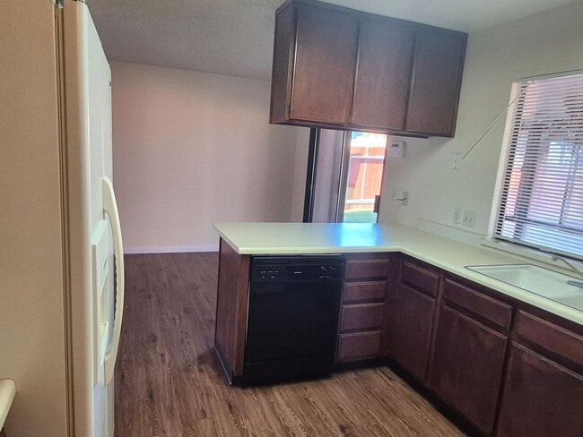 Building Photo - 3 bedroom 2.5 bath home