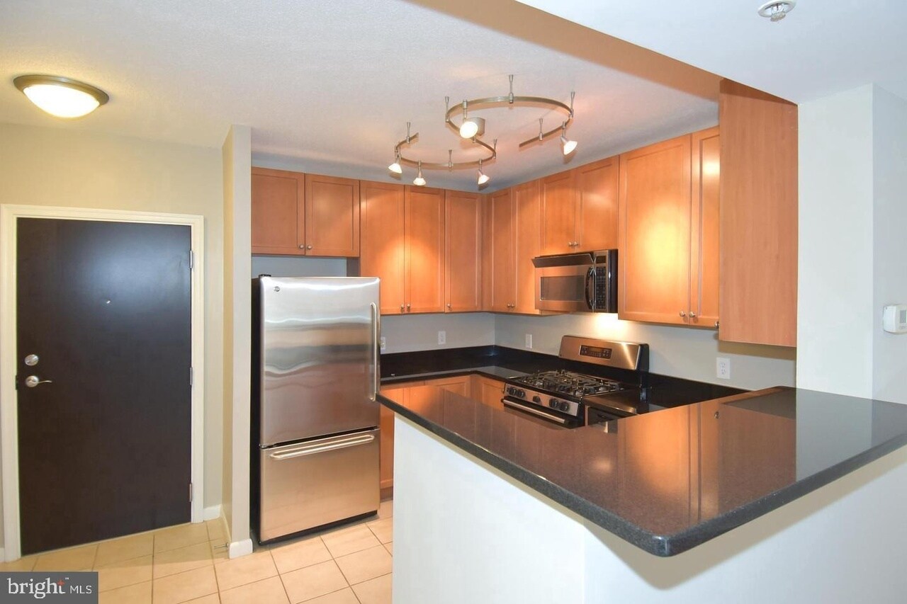 Building Photo - 851 N Glebe Rd