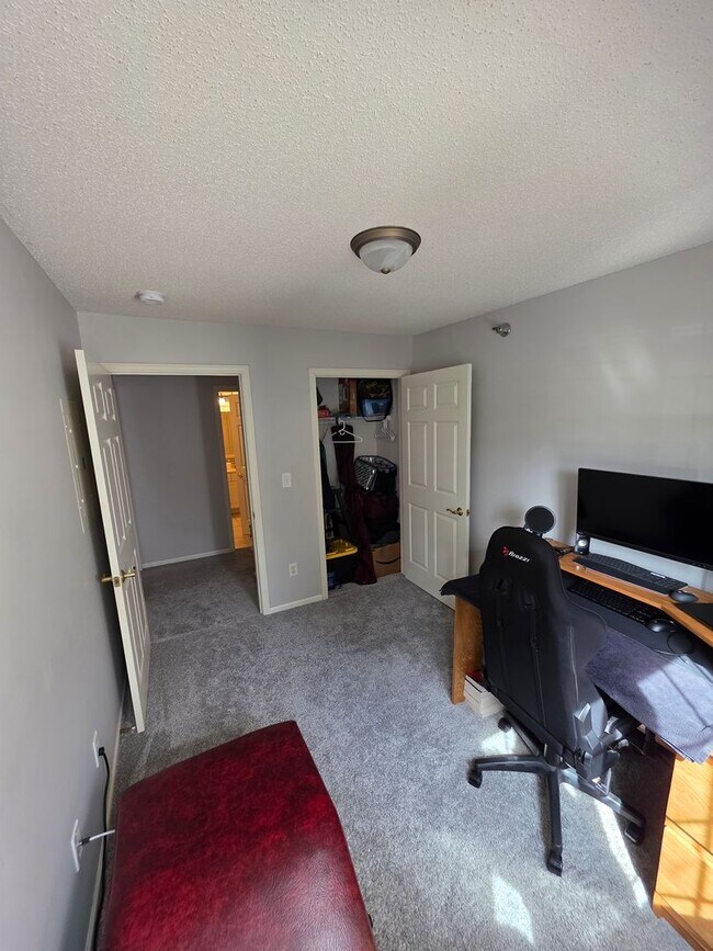 Building Photo - Main floor 2br condo Available!