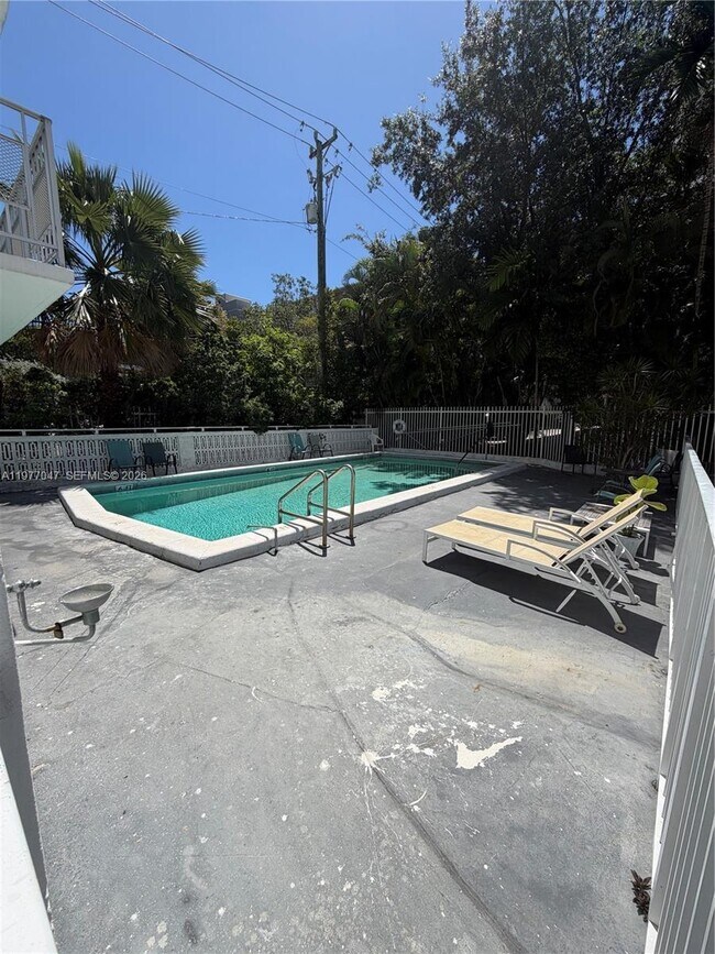 Building Photo - 1340 Lincoln Rd