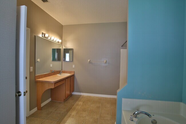 Building Photo - 13 Zoeller Ct