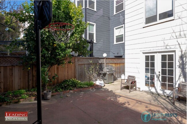 Building Photo - Marina: Immaculate Flat w/ 2 Bedrooms + Su...