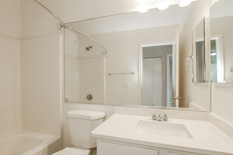 Building Photo - 11414 W Apache St