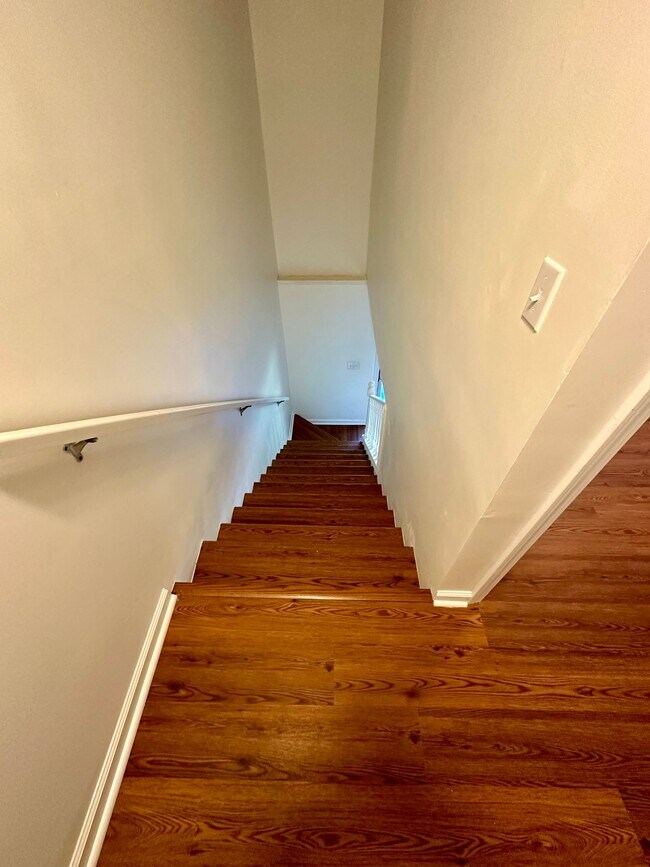 Building Photo - 2 BEDROOM/ 1.5 BATHROOM TOWNHOME-WALKING D...