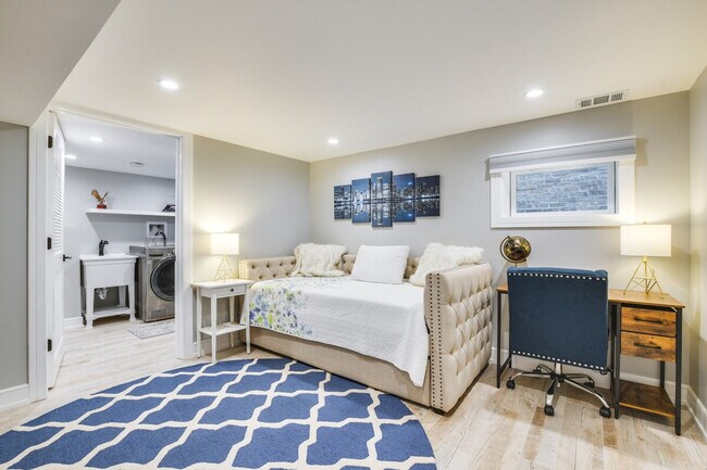 Building Photo - 6242 N Kenmore Ave