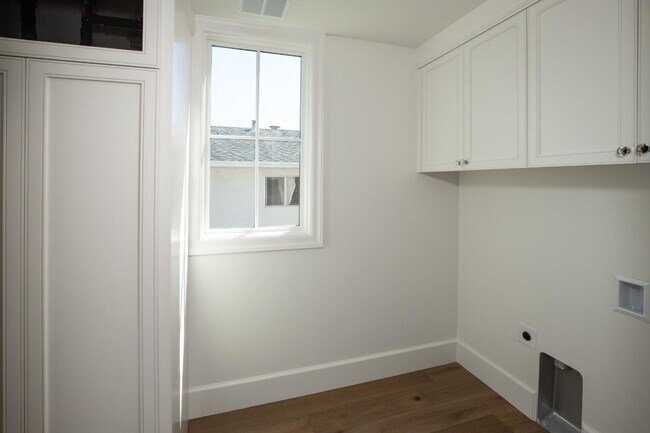 Building Photo - 164 Waverley St