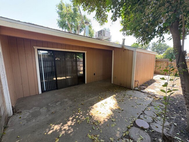 Building Photo - NW Condo Near Shopping Center Available Now!
