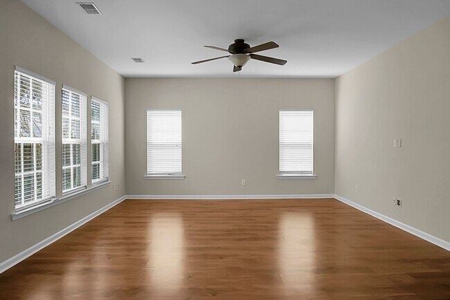 Building Photo - Comfortable Living, 4 BR 2.5 BA Home, Two Car Garage