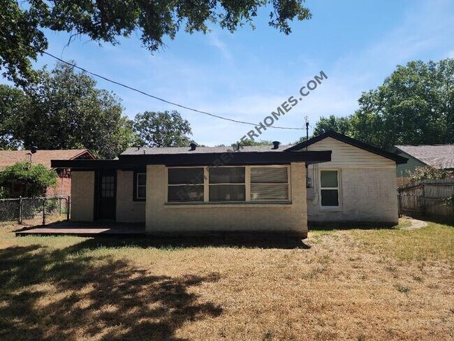 Building Photo - 741 Lynda Dr