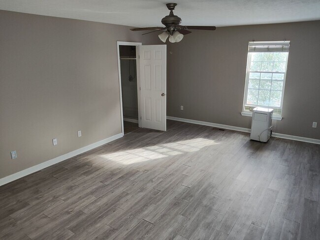 Building Photo - Beautifully maintained 4-bedroom, 2.5-bath...