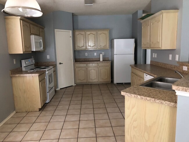 Building Photo - 833 Horseshoe Ct