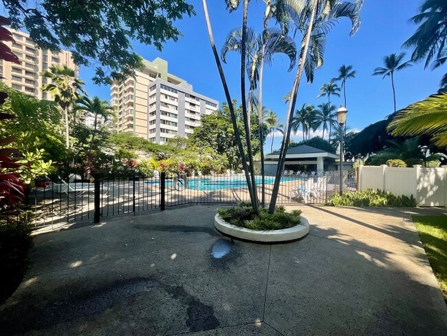 Building Photo - Charming & Convenient Studio, Great Building