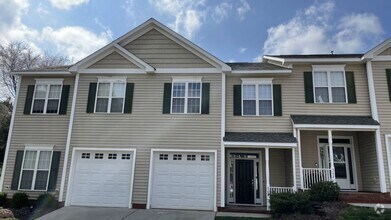 Building Photo - Updated Townhome with Garage & Screened in...
