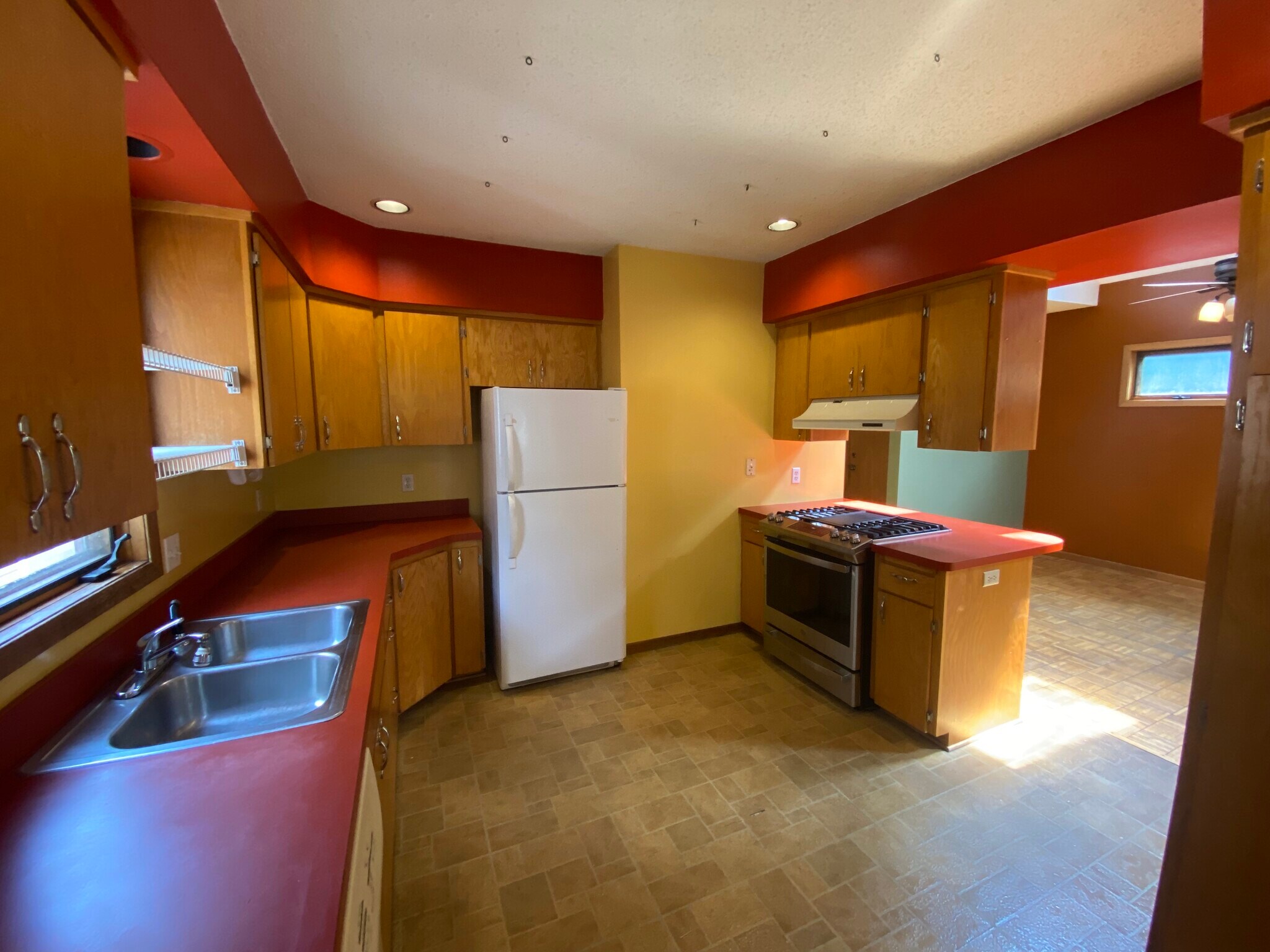 Gas stovetop and oven new 2021 - 2313 22nd Ave S