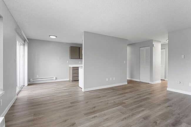 Building Photo - Affordable Comfort! Spacious 2-Bedroom Apa...