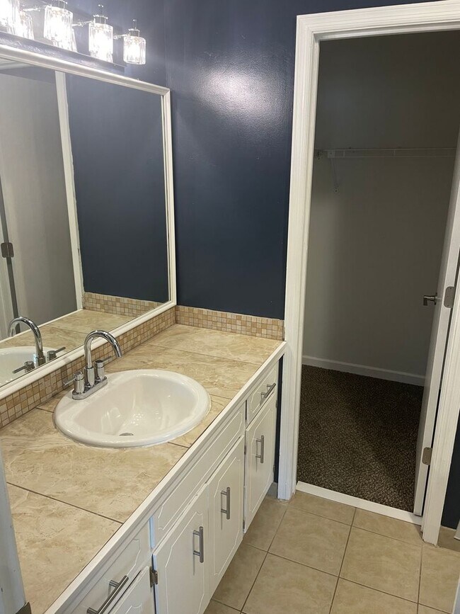 Building Photo - BEAUTIFUL 2/2 CONDO FOR RENT NEAR FSU AND CAPITOL