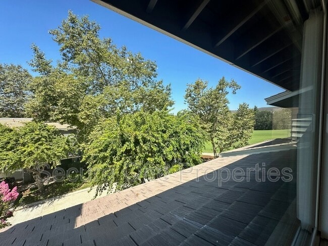Building Photo - 4671 Club View Dr