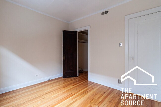 Building Photo - 3002 N Racine Ave