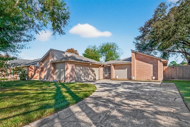 Building Photo - 17043 Coachmaker Dr