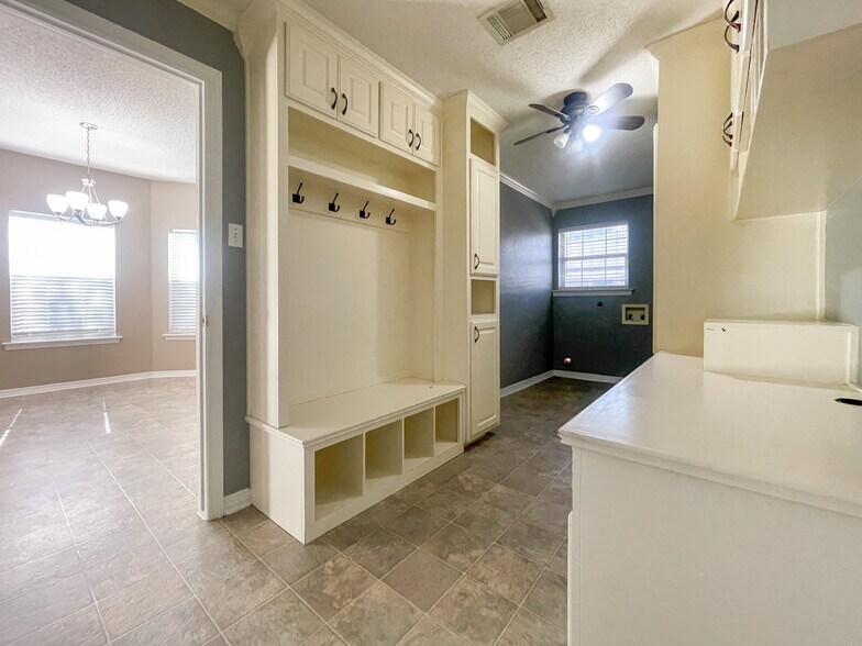 Building Photo - 1029 S Haven