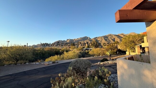 Building Photo - Three Bedroom Townhome