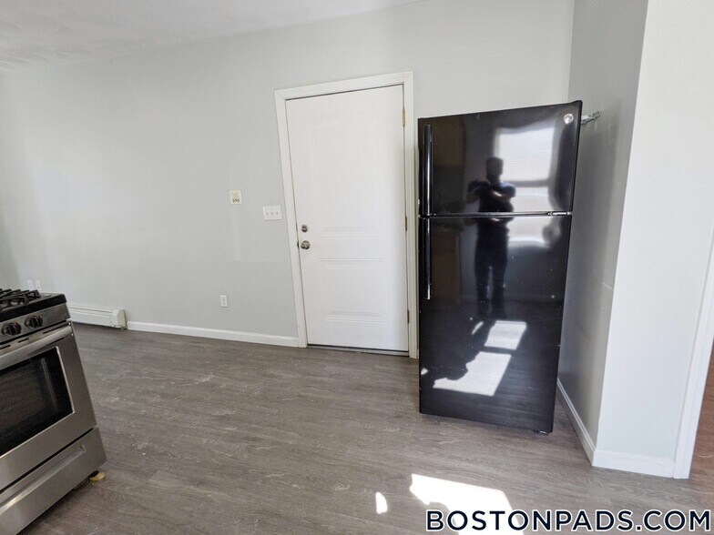 Building Photo - 329 Paris St