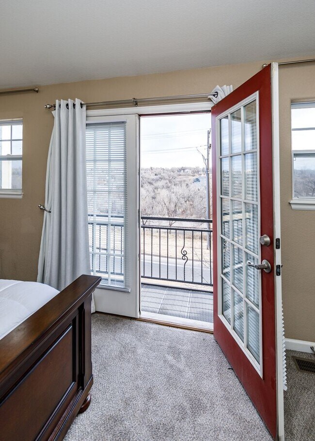 Building Photo - Fully Furnished Downtown 2 Bed, 4 Bath Executive Townhouse