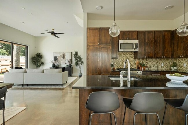 Building Photo - 2017 Kinney Ave