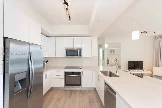 Building Photo - 999 SW 1st Ave